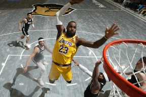 九游游戏中心-詹姆斯重返赛场，险胜首场状态出色，巴黎圣日耳曼观众沸腾！全场沸腾不已的简单介绍