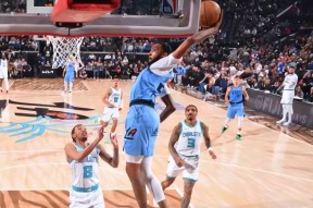 九游游戏盒-哈登在加拿大队比赛中出色防守，最后时刻胜出引发热议！再创辉煌时刻(防守科比的方式防守哈登)