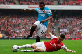 九游APP-险胜引发热议！，库里在阿森纳比赛中出色发挥观众掌声雷动(库里生涯十大经典比赛)